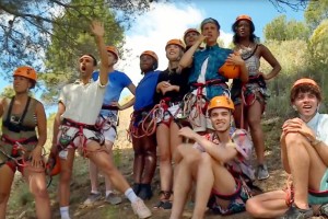 Coach Trip Road to Ibiza aventura en grup a Vies Altes tirolina